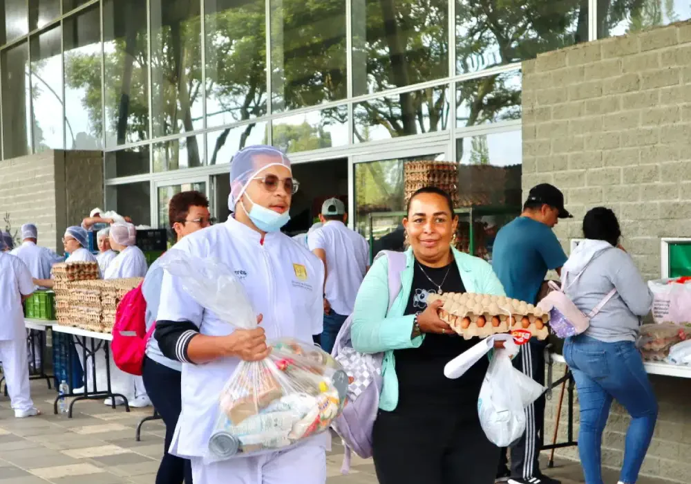 La entrega de paquetes nutricionales vacacionales en Rionegro avanza para garantizar la continuidad alimentaria de los estudiantes durante el receso escolar y apoyar el bienestar de las familias.